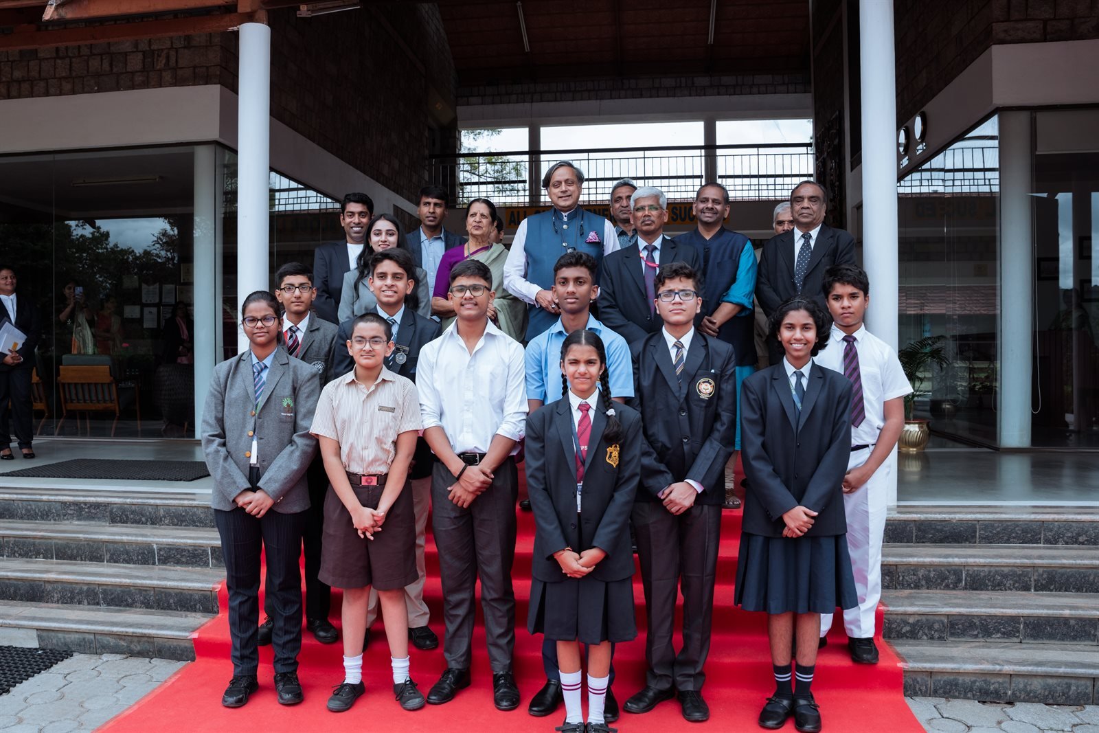 Dr. Shashi Tharoor, Pickbrain Giri, Rashmi Furtado and finalists on red carpet steps