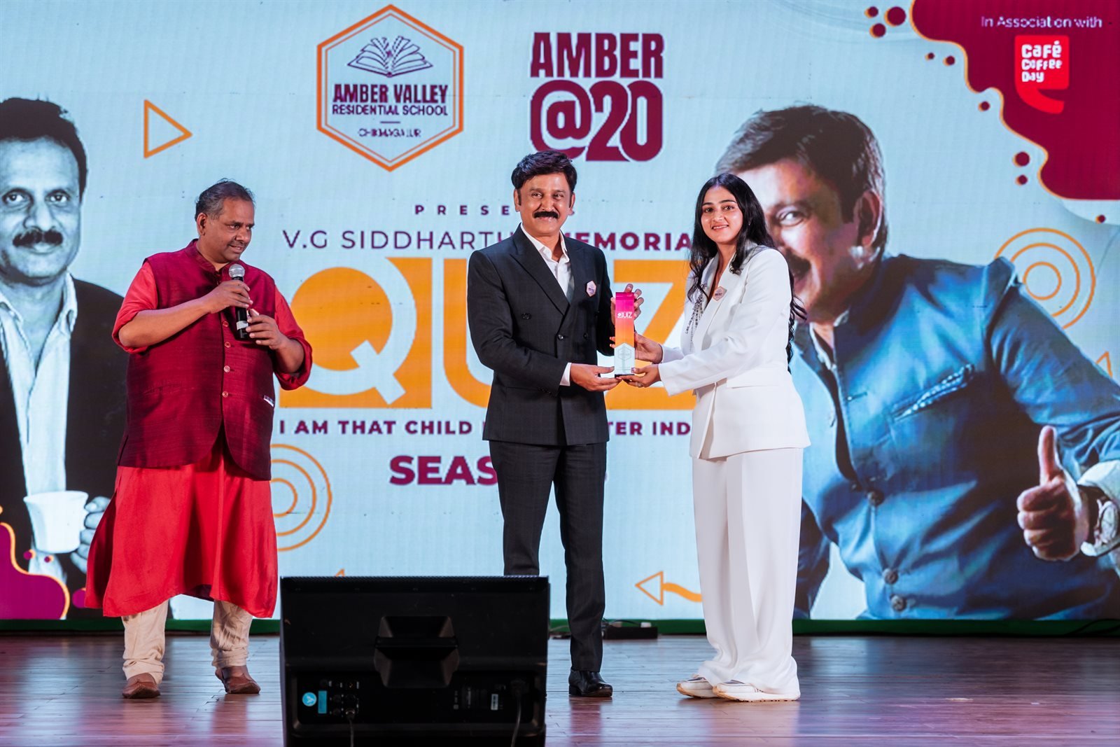 Chief Guest Ramesh Aravind presenting memento to Quiz Host Rashmi Furtado with Pickbrain Giri